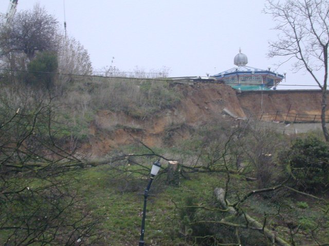 Shortly after the landslip in November 2002. Notice the bandstand just on the edge. © http://sucs.org/~dez/gallery/v/Walks/Landslip/?g2_page=2