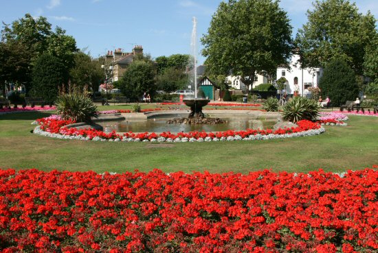 Bright summer bedding in Prittlewell Square © http://www.beautifulengland.net
