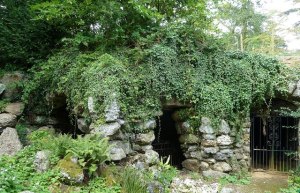 The Grotto © Rob Farrow and licensed for reuse under Creative Commons Licence.