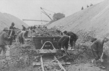 Hand laoding coprolites at Trumpington Cambridge, c.1914 Cambridge Libraries