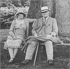  Thomas Phillips Price with his third wife May under one of the great oaks. (Thomas Phillips Price Trust)