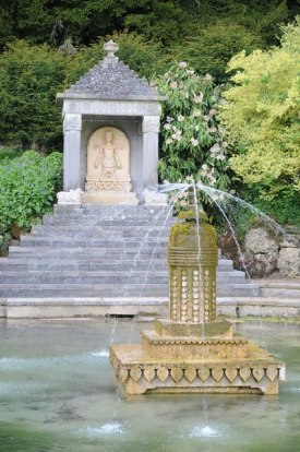 Temple Pool, Sezincote with the temple to Surya, the Hindu sun god, designed by Thomas Daniell. The palque is by Coade, c1814. © Copyright Philip Halling 2015 and licensed for reuse under this Creative Commons Licence.