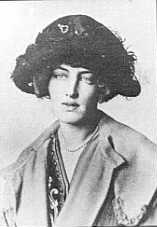 Gladys Deacon, later Gladys Spencer-Churchill, Duchess of Marlborough Dateum 1910/1920 Source http://worldroots.com/brigitte/famous/s/spenceralthorp2.htm